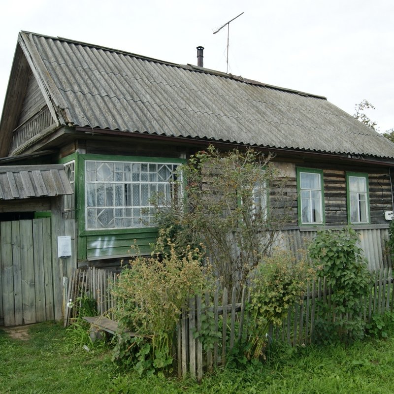 Добротный дом в жилой деревне для ведения личного подсобного хозяйства