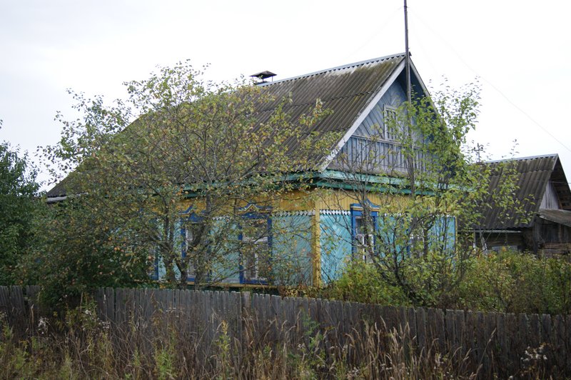 Бревенчатый дом ПМЖ  в тихой деревне недалеко от реки 